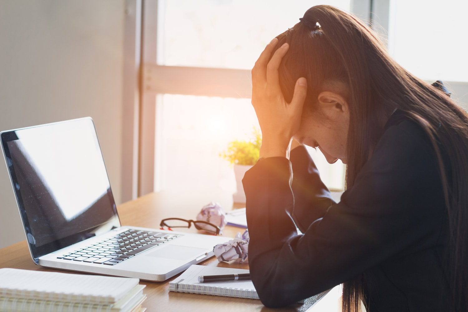 Verzweifelte Frau vor ihrem Laptop